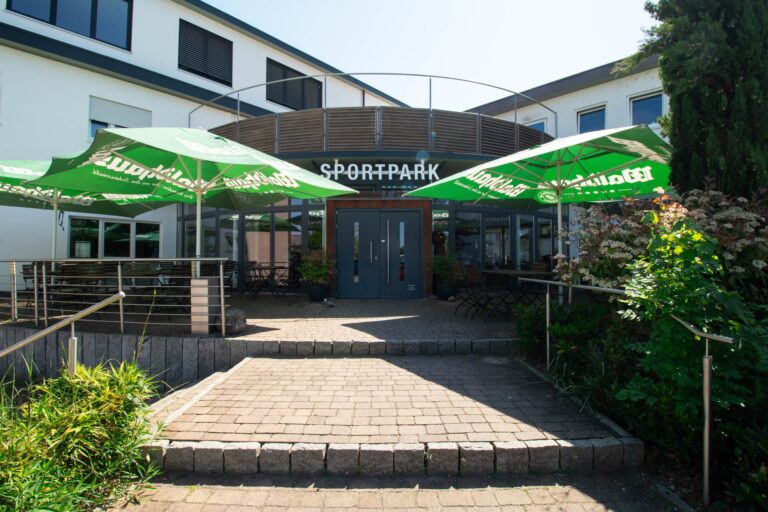 gastro-terrasse-eingang-sportpark-hugstetten-1920x1280px