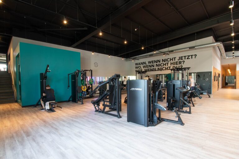 kraft-training-life-fitness-sportpark-freiburg-1920x1280px